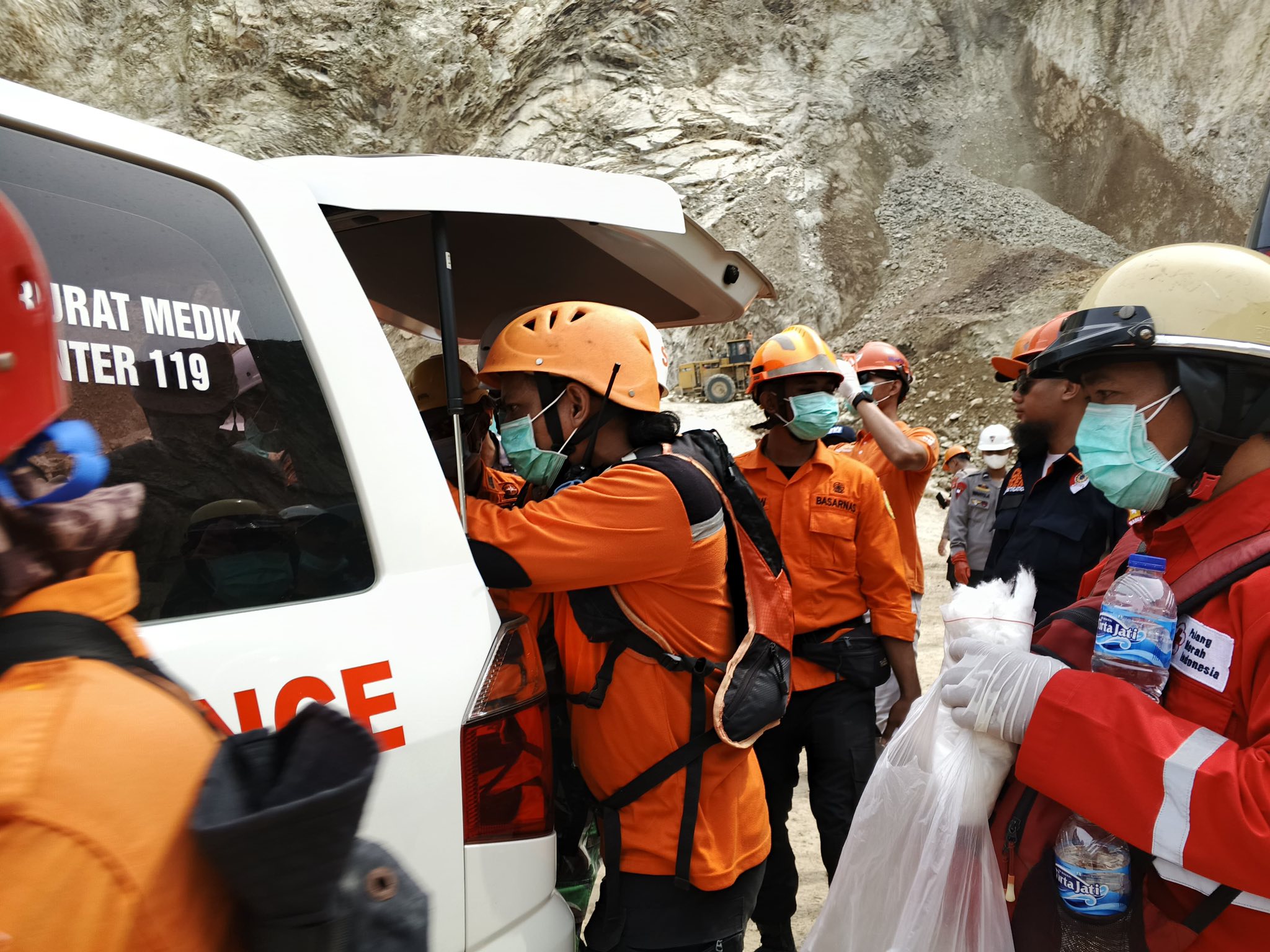 Tim SAR Gabungan Telah Evakuasi 21 Korban Tewas Longsor Tambang Batu Cirebon, 4 Masih Hilang
