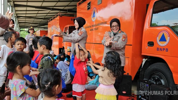 Polwan Polda Metro Jaya Lakukan Trauma Healing pada Anak-Anak Korban Banjir di Bekasi