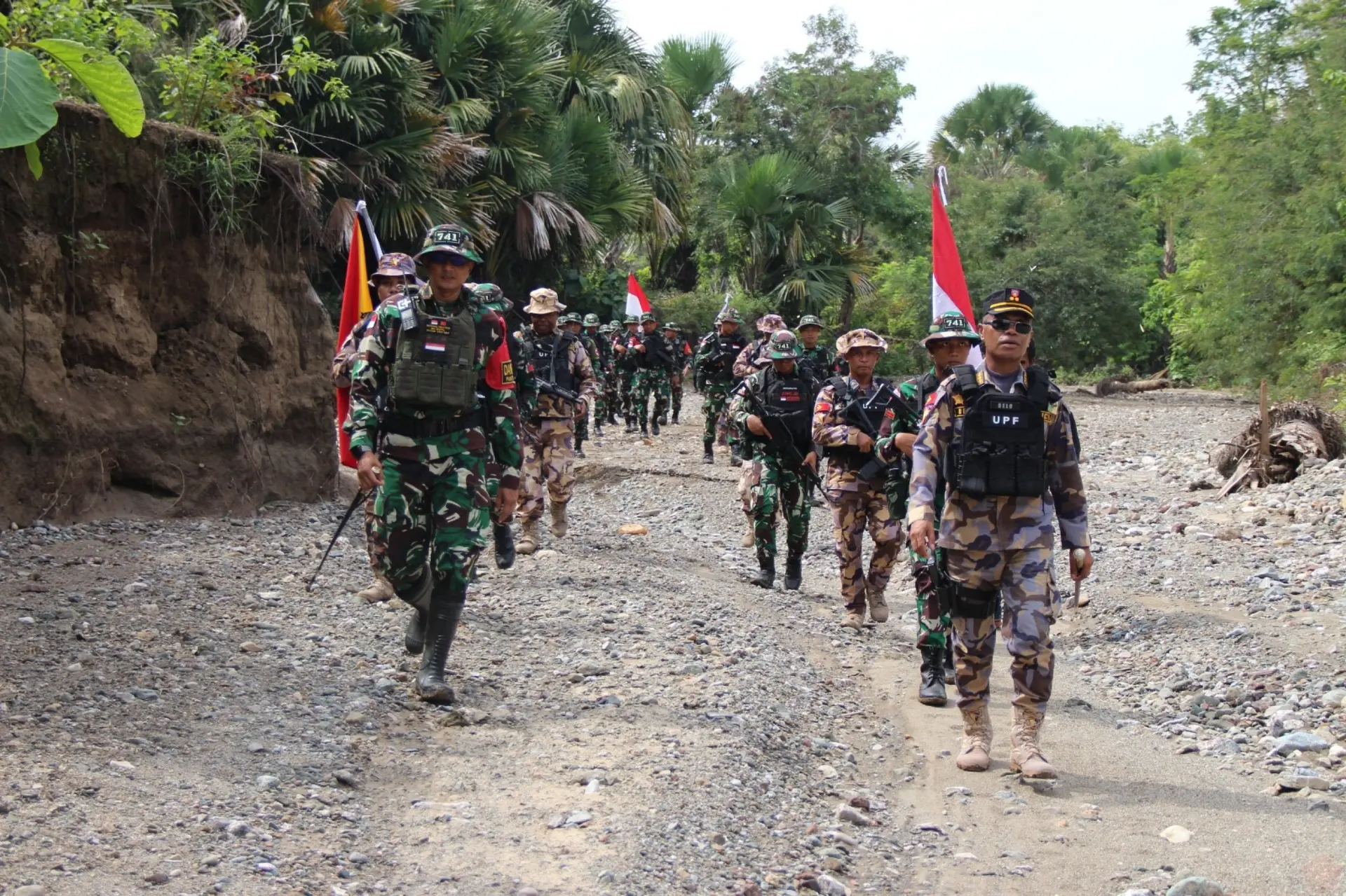 Periksa Patok Perbatasan, Pasukan TNI Gelar Patroli Gabungan dengan Tentara Timor Leste