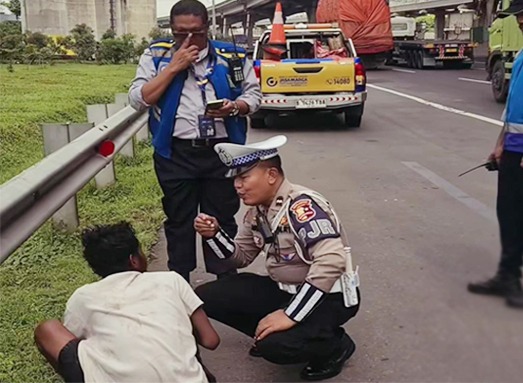 Polisi Berhasil Selamatkan ODGJ yang Berkeliaran di Jalan Tol Jakarta-Cikampek