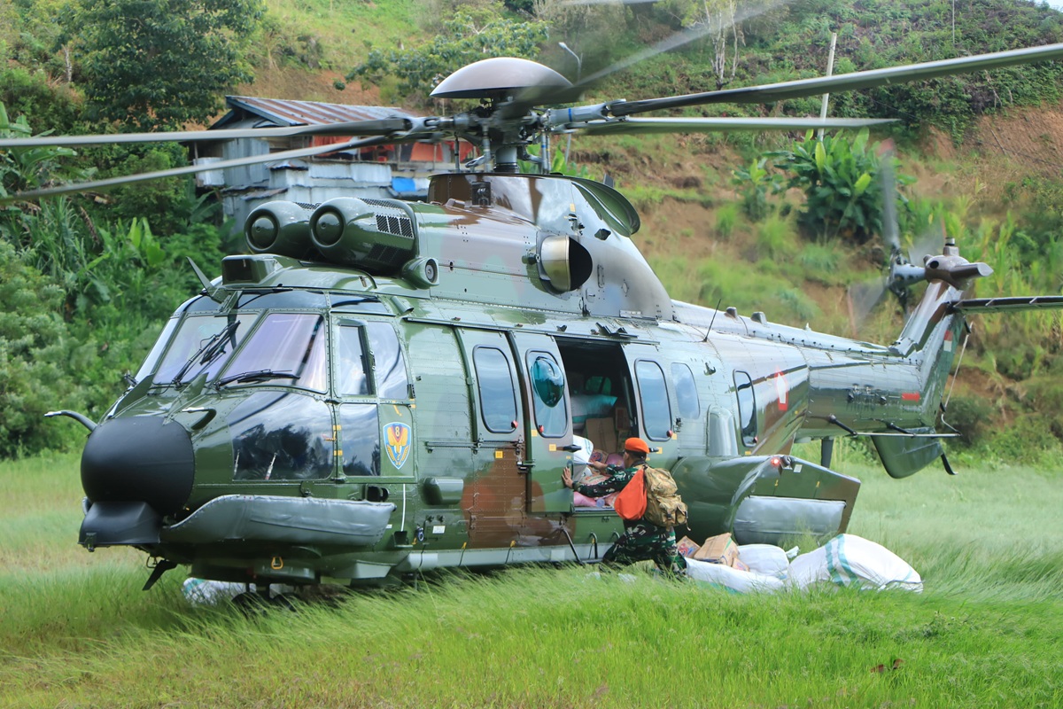 Pasok Bantuan Korban Banjir dan Longsor di Luwu, Helikopter Carakal H-225M TNI AU Tembus Daerah Terisolir