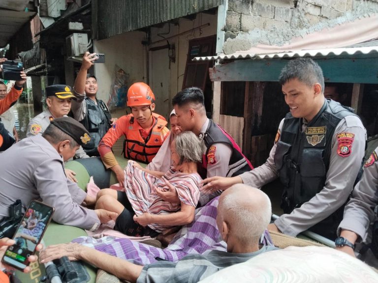 Tim SAR Gabungan Evakuasi Lansia Korban Banjir di Cengkareng Jakarta Barat