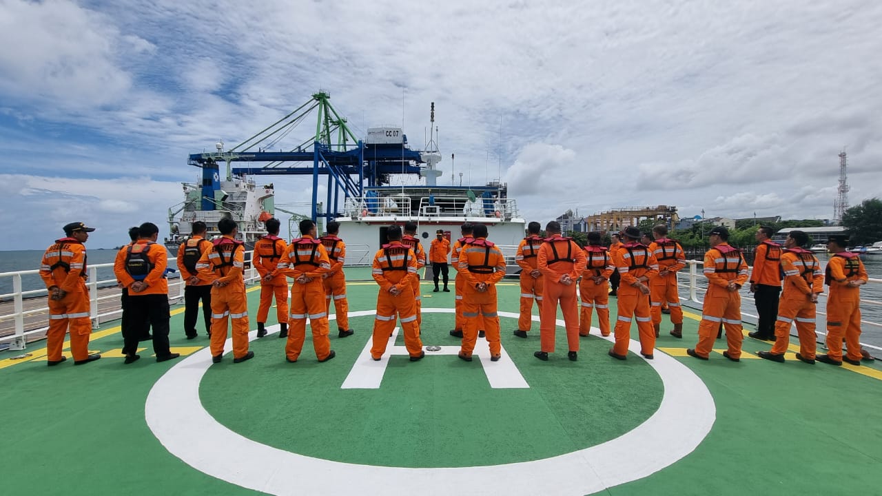 Basarnas Makassar Kerahkan KN SAR Kamajaya 104 Bantu Pencarian ABK Kapal Yuiee Jaya II