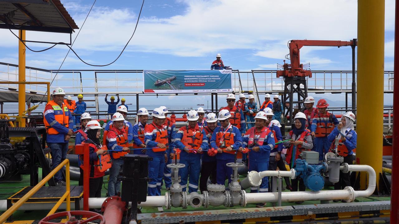 Jetty Kapal Industri dan Penyaluran Perdana Backloading Biosolar B35 Industri Kado HUT Pertamina ke-67