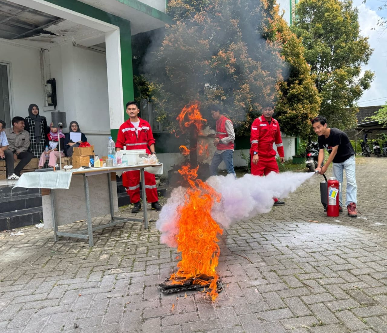 Peringati Bulan K3 Nasional, Pertamina Patra Niaga Regional Sulawesi Gelar Sosialisasi Penggunaan APAR di Kampus ITEKES Tri Tunas Nasional Makassar