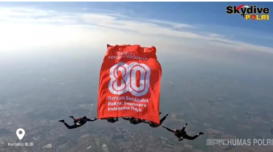 Dari Ketinggian 3000 Kaki, Tim Terjun Payung Brimob Polri Beri Ucapan HUT ke-80 RI
