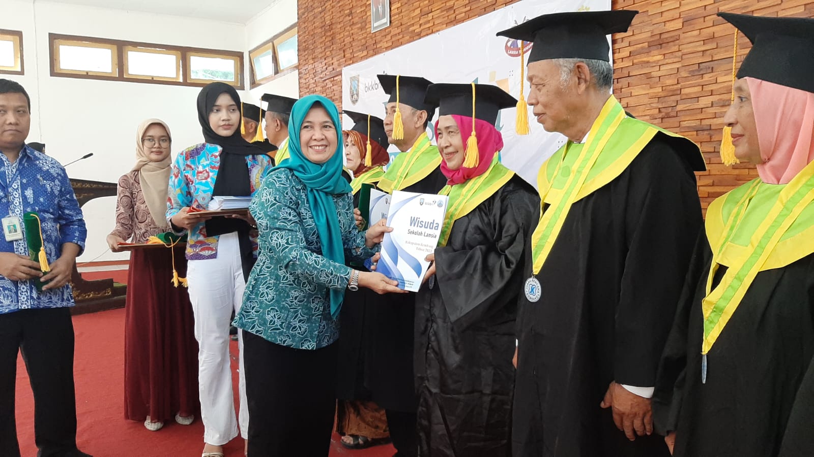 Lulus Sekolah Lansia, Puluhan Kakek dan Nenek di Rembang Jawa Tengah Ikuti Wisuda Kelulusan