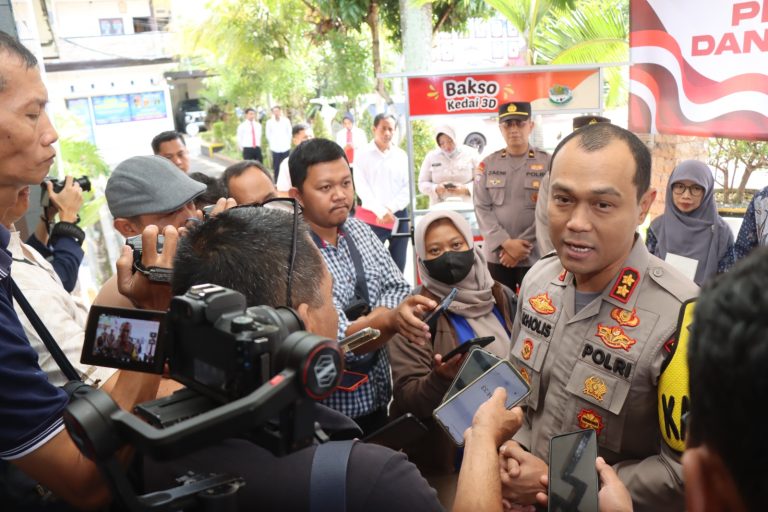 Polres Malang Salurkan Modal Pengembangan UMKM untuk Keluarga Korban Tragedi Kanjuruhan