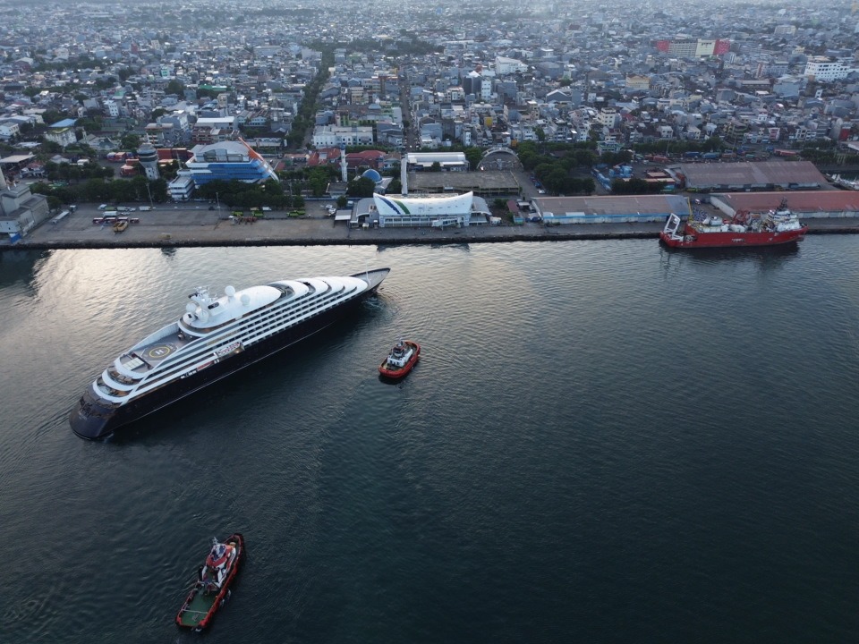 Bawa 177 Wisatawan, Kapal Pesiar Mewah Scenic Eclipse II Sandar di Pelabuhan Makassar