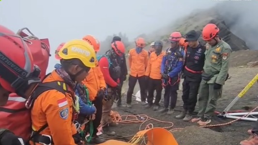Tim SAR Berhasil Menjangkau Posisi Tubuh Wisatawan Brasil di Jurang Sedalam 600 Meter Gunung Rinjani