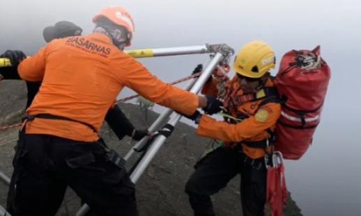 Dramatis, Video Detik-Detik Tim SAR Evakuasi Jasad Pendaki Brasil Juliana Marins dari Jurang Gunung Rinjani