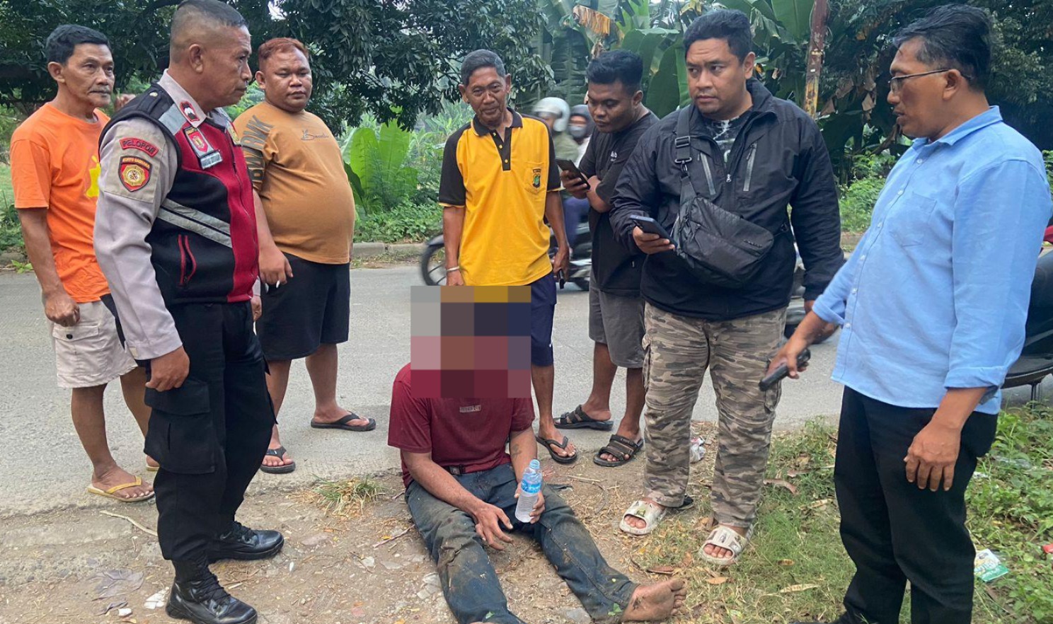 Pria dengan Belasan Luka Tusuk Ditemukan Tergeletak di Pinggir Kali Banjir Kanal Timur