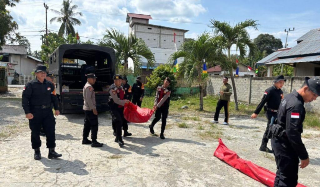 Personel Polri Bangun Tenda Darurat bagi Korban Gempa Bumi di Poso Sulawesi Tengah