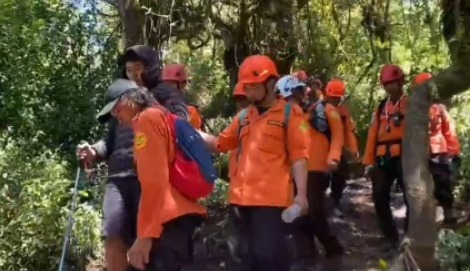 Tim SAR Berhasil Evakuasi Pendaki asal Jakarta yang Alami Hipotermia di Gunung Slemet