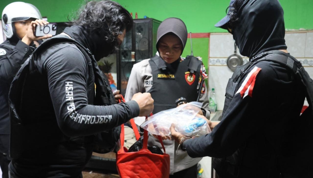 Petugas Gabungan Gerebek Sarang Narkoba di Sumbawa NTB, Amankan Berbagai Jenis Barang Bukti
