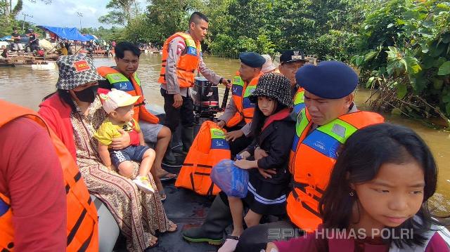 Banjir Terjang Wilayah Konawe Utara, Personel Brimob Lakukan Evakuasi Warga Terdampak