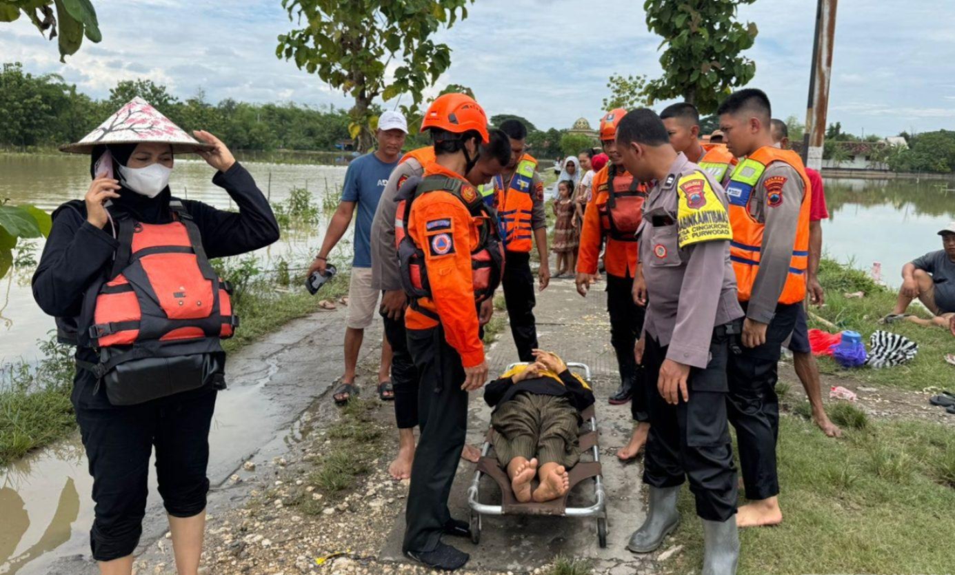 Banjir Tutup Akses Jalan Desa di Grobogan, Petugas Gabungan Evakuasi Pasien ke Rumah Sakit