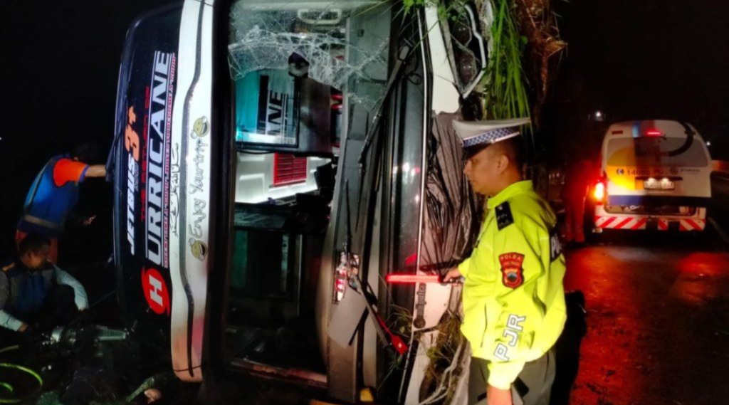 Bus PO Haryanto Terguling di Tol Semarang–Batang, Tiga Orang Meninggal Dunia