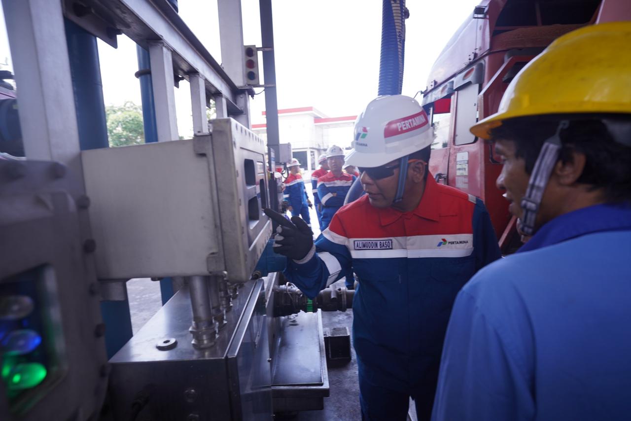 Direksi Pertamina Patra Niaga Tinjau Kesiapan Sarfas Lewat Program “Pantau Bareng SPBU” di Makassar