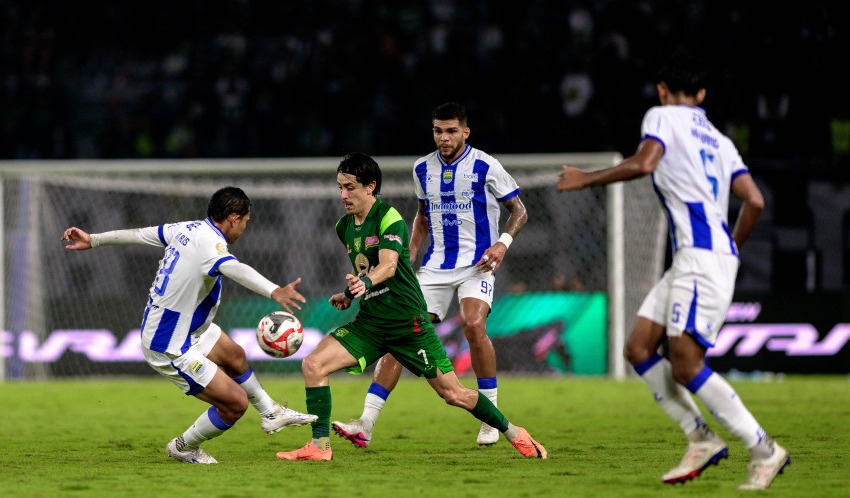 Drama Empat Gol di Gelora Bung Tomo, Persebaya dan Persib Harus Berbagi Poin