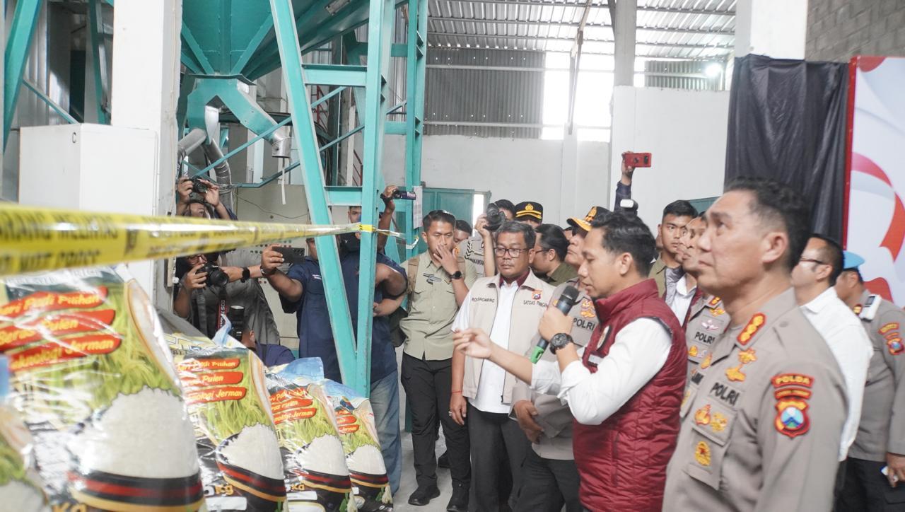 Polisi Gerebek Gudang Beras Oplosan di Sidoarjo, Kapsitas Produksi 12-14 Ton Per Hari