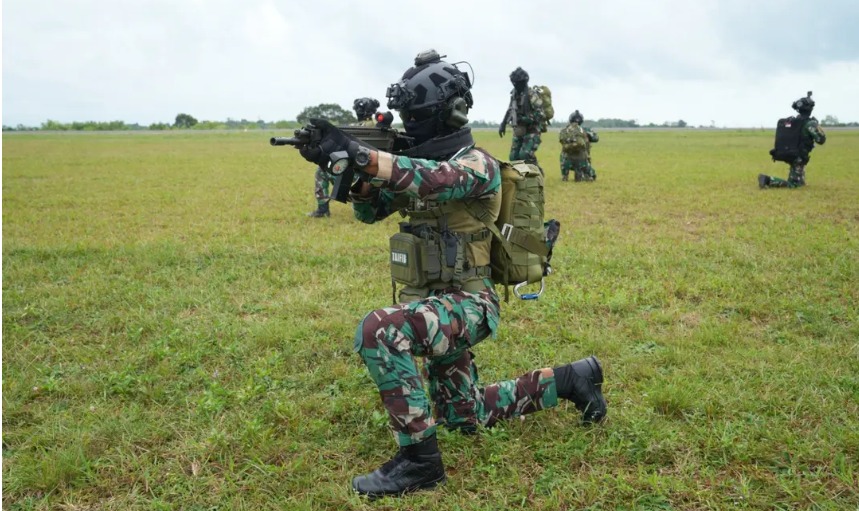 Pasukan Khusus TNI Lakukan Infiltrasi Udara dan Sabotase Sasaran Musuh di Dabo Singkep Kepri