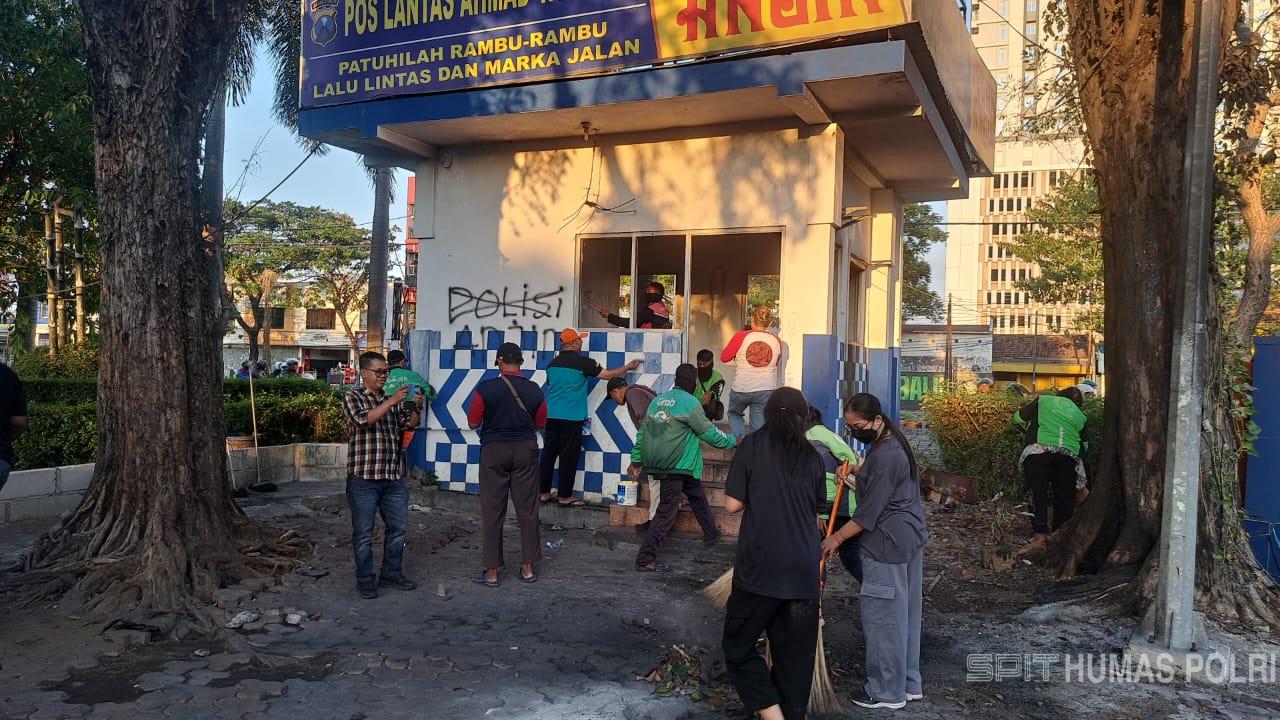 Pasca Demo Anarkis, Warga dan Ojek Online di Surabaya Kompak Bersihkan Pos Polisi yang Terbakar