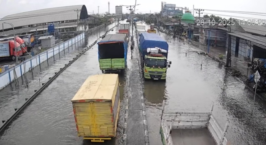 Jalur Pantura Kaligawe Semarang Masih Terendam Banjir, Polisi Siapkan Rute Aman Pengalihan Arus
