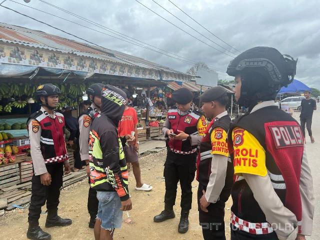 Pungut Rp.30.000 Sekali Parkir, Seorang Juru Parkir di Pasar Panjang Kendari Diamankan Polisi