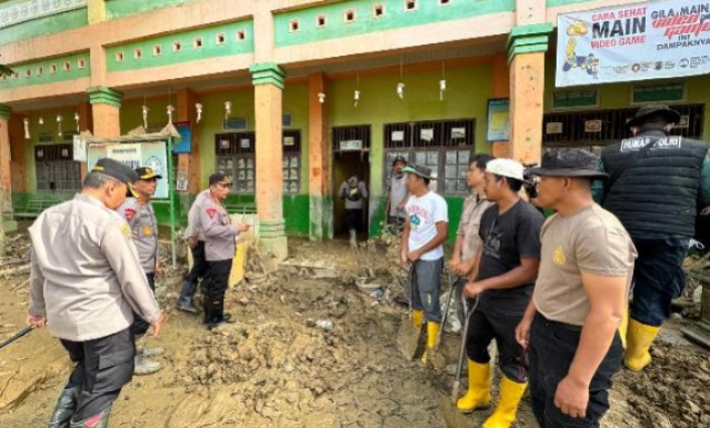 Kapolri Pantau Langsung Pembersihan Sekolah dan Masjid Terdampak Banjir Bandang di Aceh Tamiang