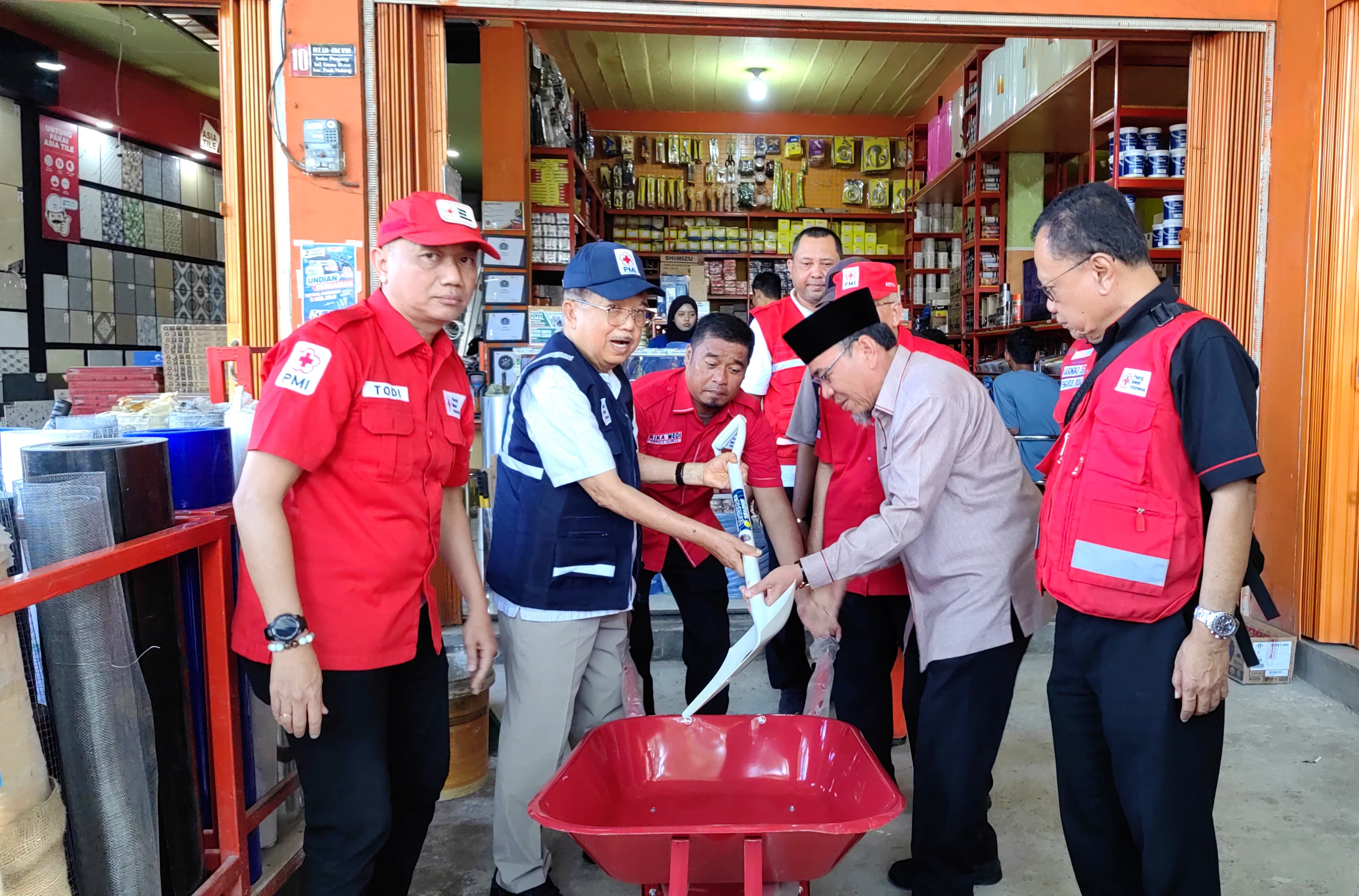Percepat Pemulihan Pasca Bencana, PMI Borong Peralatan Kebersihan di Padang