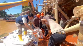 Polda Sumut Kerahkan Personel Perbaiki Jembatan Pandan di Tapanuli Tengah yang Terputus Akibat Banjir 