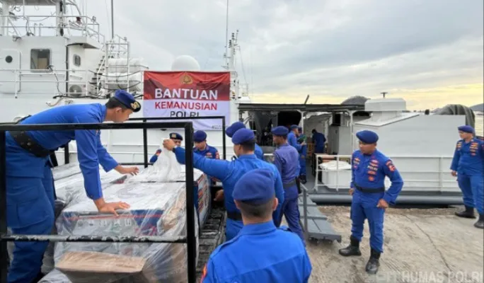 Polri Kirim Bantuan Kemanusiaan untuk Korban Banjir Bandang dan Longsor di Nagekeo NTT